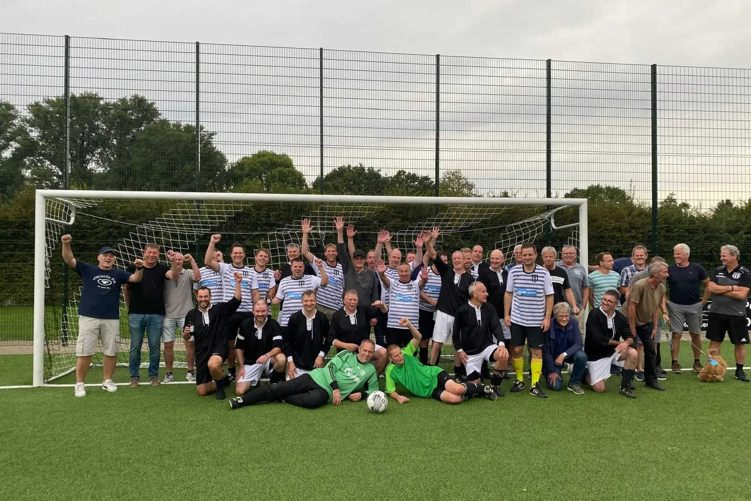 11 Tore beim Abschiedsspiel für den Rekordspieler