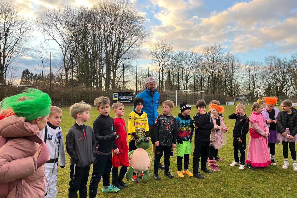 Foto zum Newsartikel F-Jugend feiert Karneval und ihre Trainerinnen!